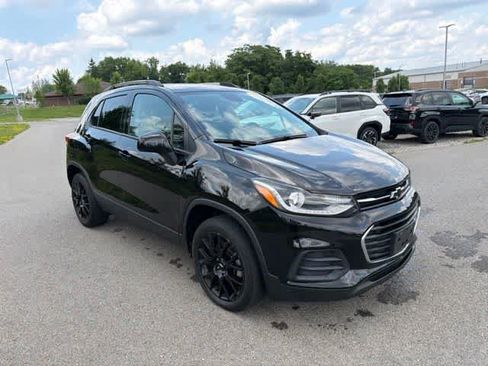 Used 2022 Chevrolet Trax LT w/ Premium Seat Package AWD/4WD image 5