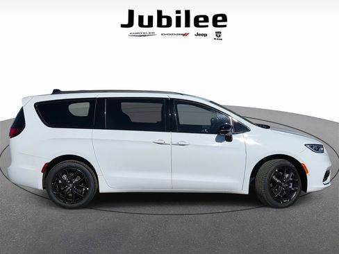New 2026 Chrysler Pacifica Limited w/ Uconnect Theater Family Group AWD/4WD image 46