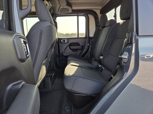 Used 2025 Jeep Gladiator Sport AWD/4WD image 15