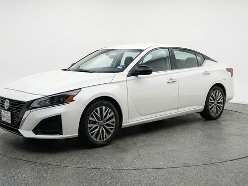 Used 2025 Nissan Altima 2.5 SV FWD image 3