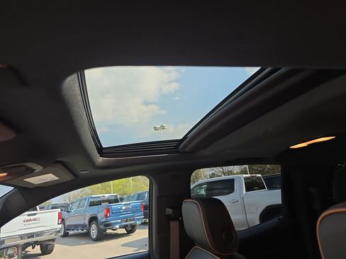 Used 2025 GMC Canyon AT4 w/ Nightfall Edition image 32