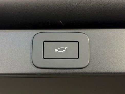 Used 2025 Land Rover Range Rover SV image 19