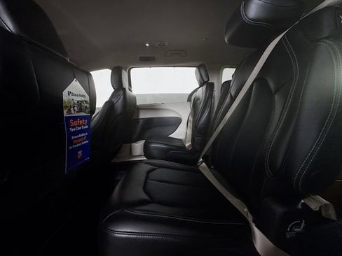 Used 2024 Chrysler Pacifica Touring-L FWD image 9