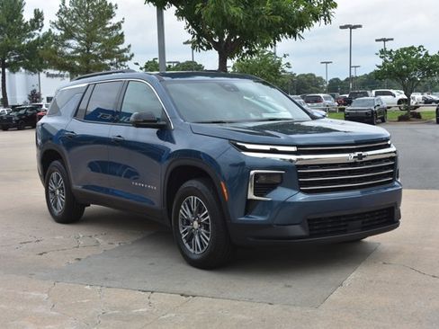 New 2026 Chevrolet Traverse LT w/ Driver Confidence Package FWD image 3