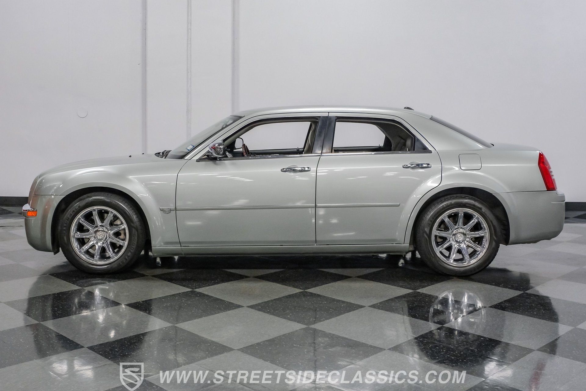 Used 2005 Chrysler 300 C w/ Navigation & Sound Group II RWD image 2