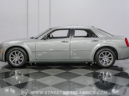 Used 2005 Chrysler 300 C w/ Navigation & Sound Group II RWD image 2