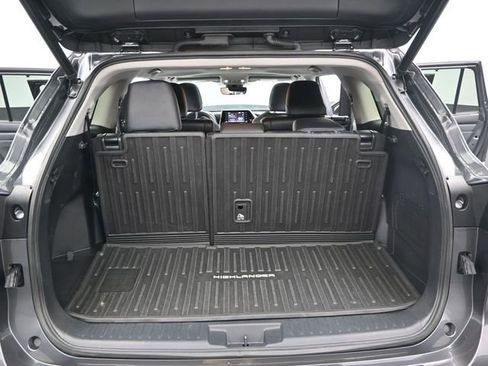 Used 2022 Toyota Highlander XLE FWD image 16