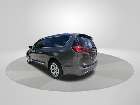 Used 2021 Chrysler Pacifica Limited AWD/4WD image 5