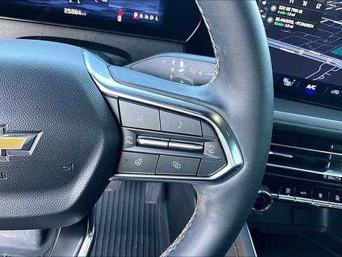 Used 2025 Chevrolet Traverse LT FWD image 16
