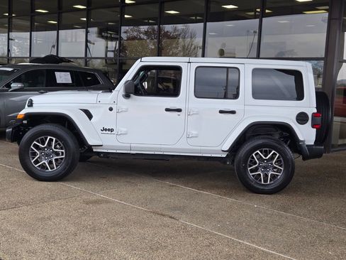 Used 2025 Jeep Wrangler Sahara image 2
