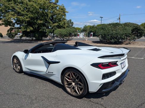 Used 2025 Chevrolet Corvette Z06 RWD image 12