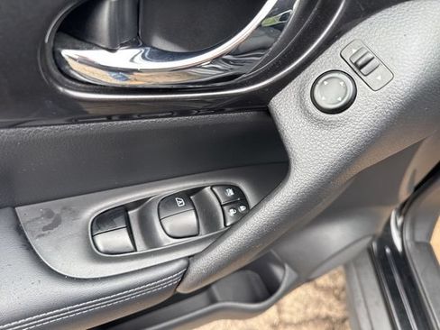 Used 2018 Nissan Rogue SV AWD/4WD image 9