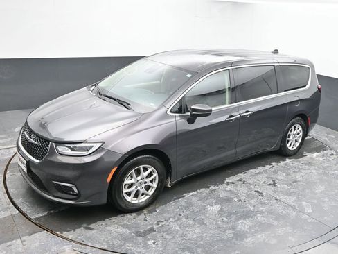 Used 2023 Chrysler Pacifica Touring-L image 34