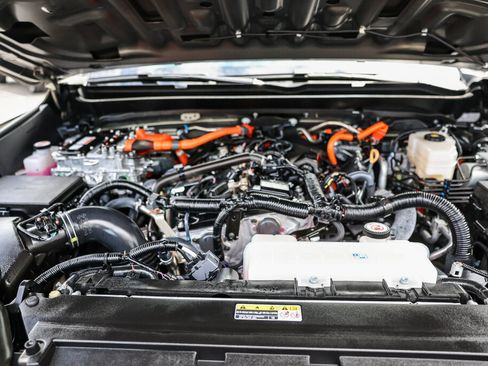 Certified 2024 Toyota Tacoma TRD Off-Road w/ TRD Off Road Upgrade Package AWD/4WD image 19