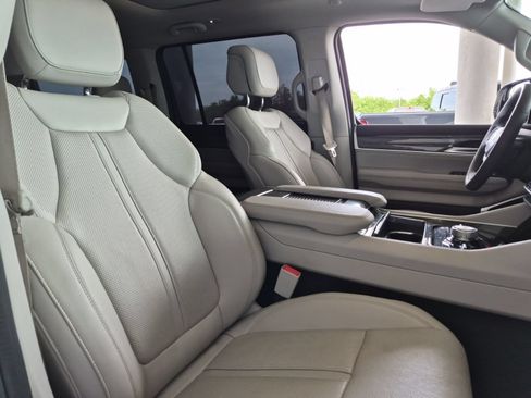 Used 2022 Jeep Wagoneer Series III w/ Premium Group I AWD/4WD image 6