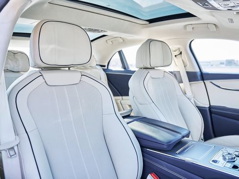 Used 2024 Bentley Flying Spur V8 image 38