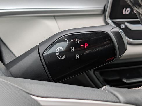 Certified 2025 Volkswagen Tiguan SE AWD/4WD image 24