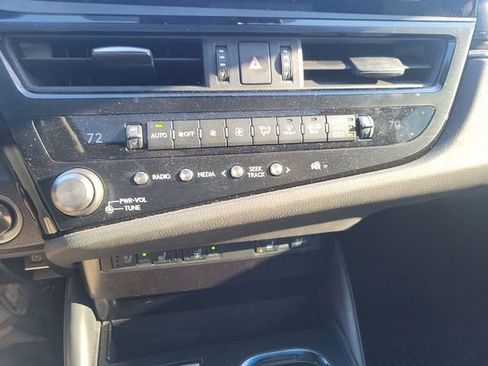 Used 2023 Lexus ES 300h w/ Premium Package image 13