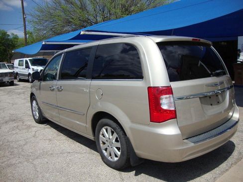 Used 2015 Chrysler Town & Country Touring w/ Driver Convenience Group image 2