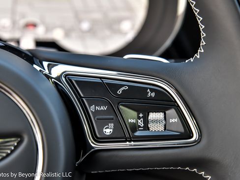 Used 2023 Bentley Bentayga Plug-In Hybrid AWD/4WD image 37