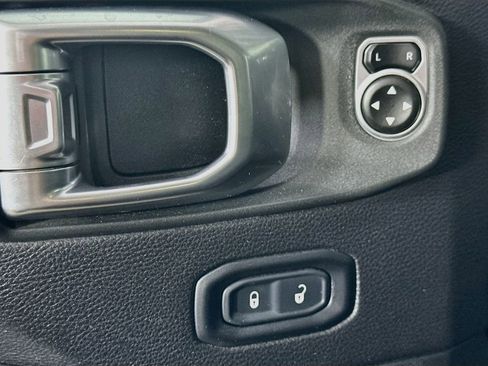 Used 2023 Jeep Wrangler Unlimited Sahara AWD/4WD image 20