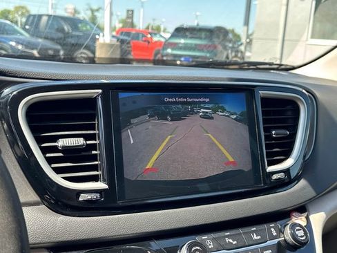 Used 2024 Chrysler Pacifica Touring-L image 21