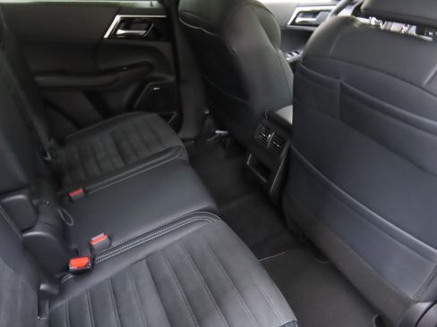 New 2025 Mitsubishi Outlander SE image 23