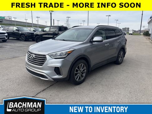 Used 2018 Hyundai Santa Fe SE image 2
