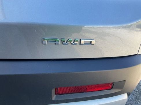 Used 2023 GMC Acadia SLE w/ Driver Convenience Package image 9