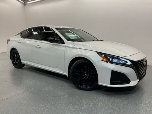 Used 2023 Nissan Altima 2.0 SR FWD image 2