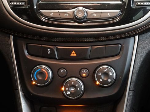 Used 2020 Chevrolet Trax LS AWD/4WD image 19