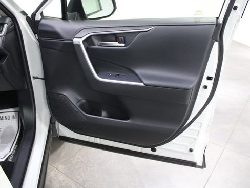 Used 2020 Toyota RAV4 Limited image 32