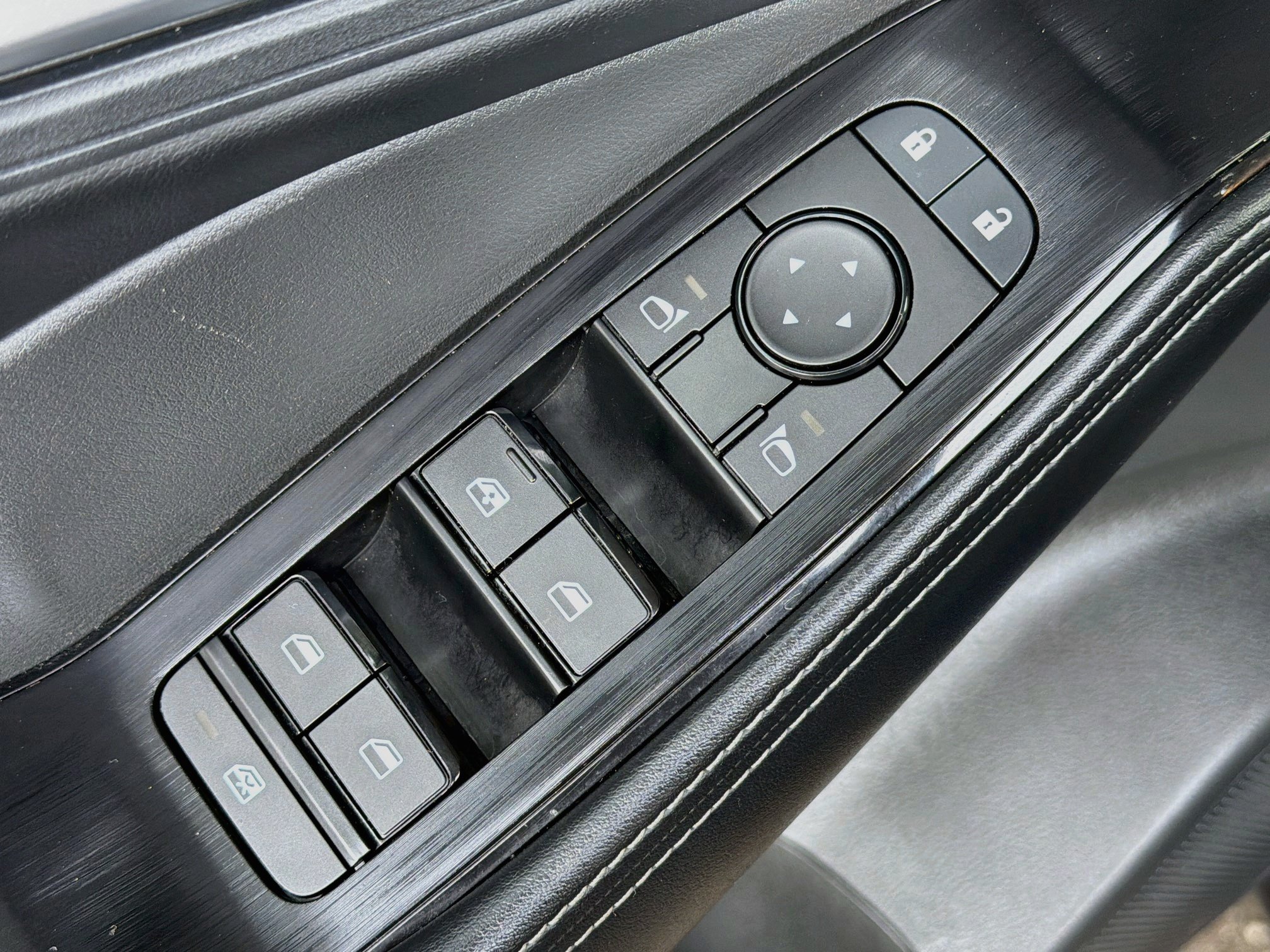 Used 2025 Nissan Rogue SV AWD/4WD image 15