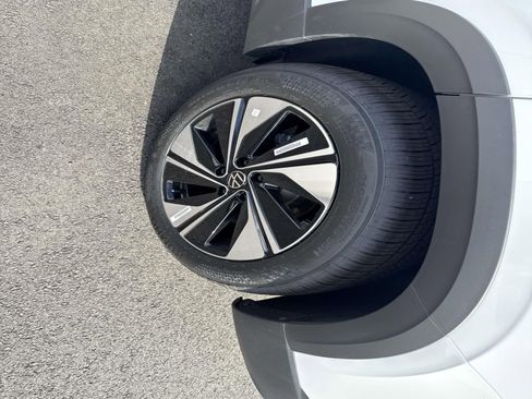 New 2025 Volkswagen Taos SE image 5