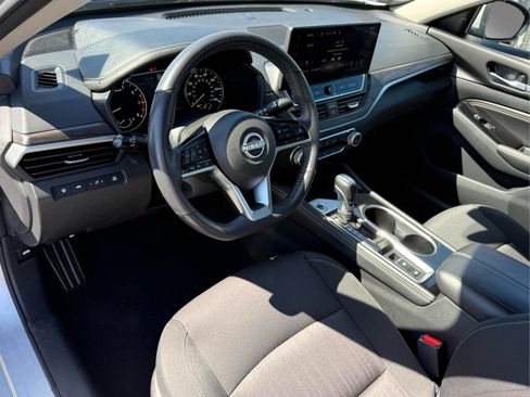 Used 2023 Nissan Altima 2.5 SV w/ SV Premium Package FWD image 12