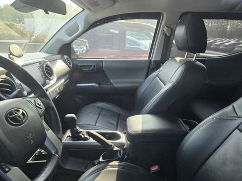 Used 2020 Toyota Tacoma SR5 w/ SR5 Appearance Package (SM) image 4