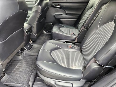 Used 2023 Toyota Highlander XSE image 30