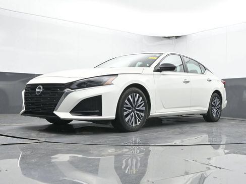 Used 2025 Nissan Altima 2.5 SV FWD image 46