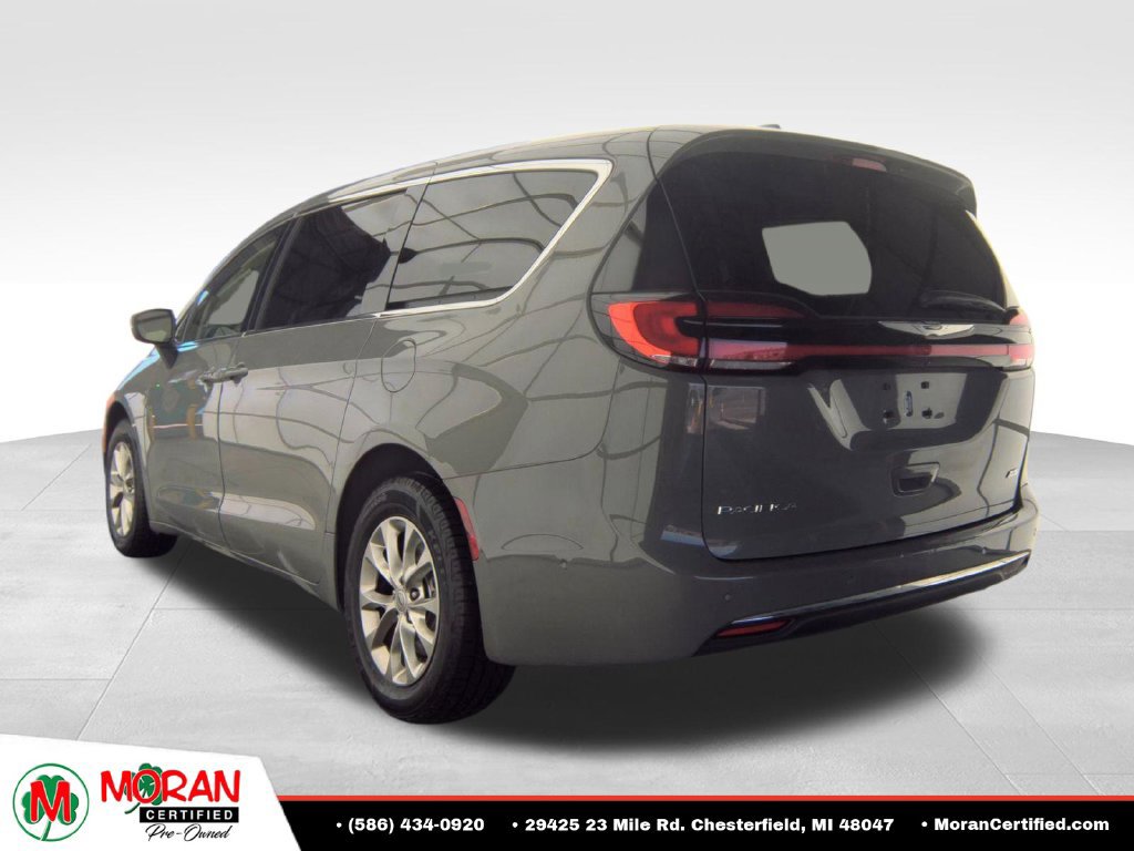Used 2023 Chrysler Pacifica Touring-L AWD/4WD image 4