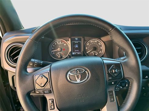 Used 2022 Toyota Tacoma TRD Off-Road image 11