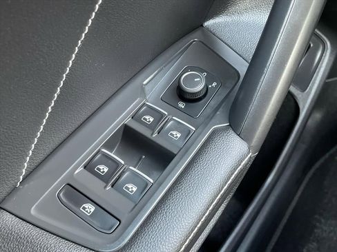 Used 2022 Volkswagen Tiguan SE image 18