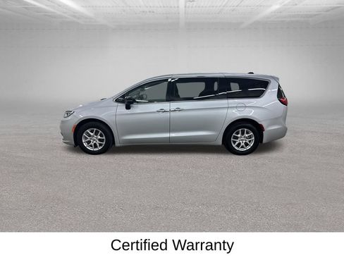 Used 2024 Chrysler Pacifica Touring-L FWD image 9