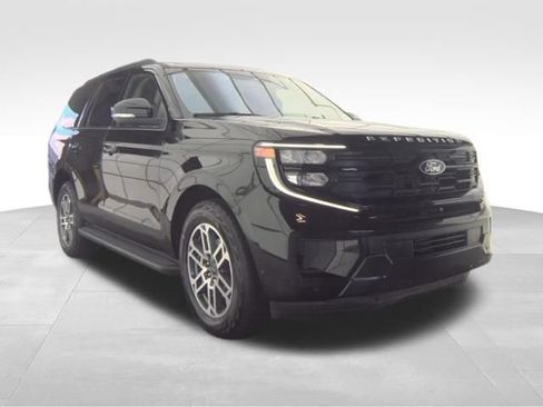 Used 2025 Ford Expedition Active AWD/4WD image 3