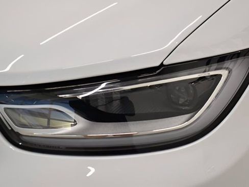 Used 2025 Chrysler Pacifica Select image 17