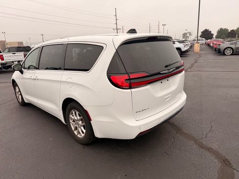 Used 2023 Chrysler Pacifica Touring-L FWD image 5