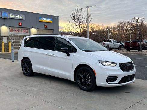 New 2026 Chrysler Pacifica Limited w/ S Appearance Package image 5