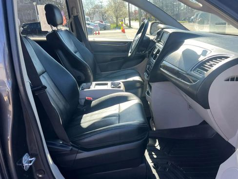 Used 2016 Chrysler Town & Country Touring w/ Driver Convenience Group FWD image 32
