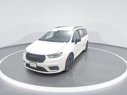 Used 2024 Chrysler Pacifica Touring-L w/ S Appearance Package image 3