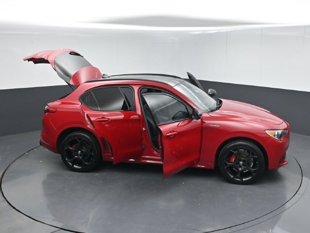 Used 2023 Alfa Romeo Stelvio Veloce AWD/4WD image 60