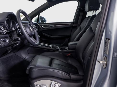 Certified 2025 Porsche Macan AWD/4WD image 5